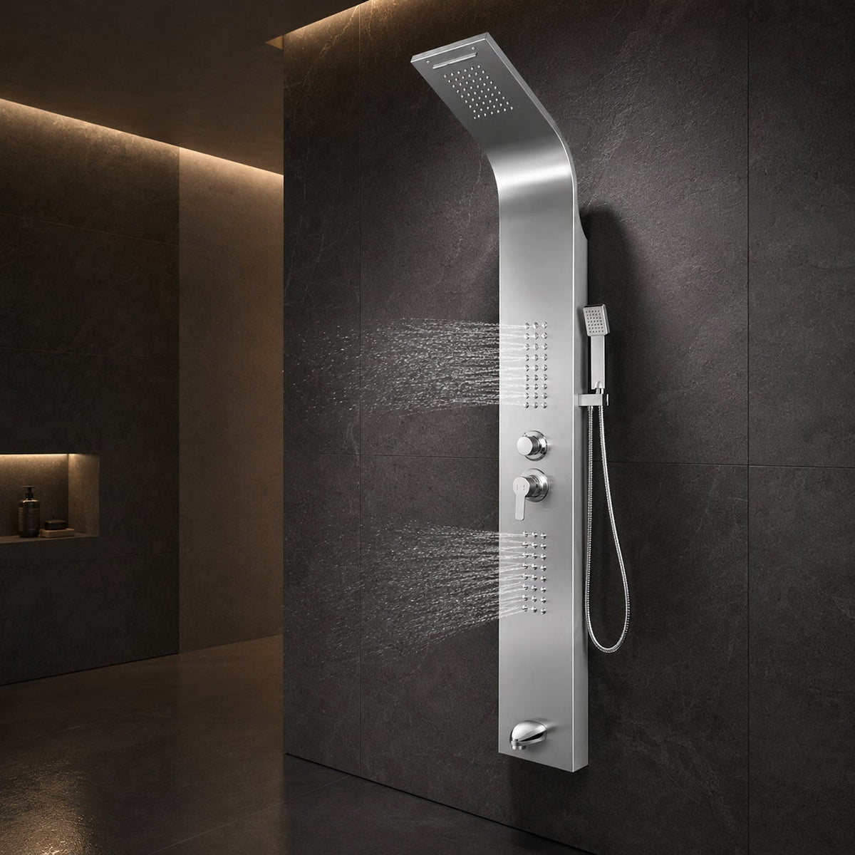 Torre de ducha cromada funcionando con jets frontales en baño contemporáneo