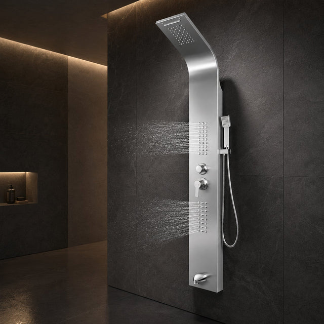 Torre de ducha cromada funcionando con jets frontales en baño contemporáneo