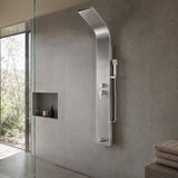 Torre de ducha cromada instalada a escala real en baño contemporáneo