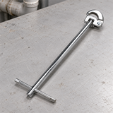Llave metálica para plomería en taller; vista cercana