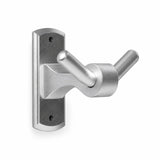 Perchero doble para baño en aluminio silver sobre fondo blanco