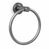 Toallero de aro para baño en aluminio gris sobre fondo blanco