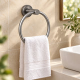 Toallero de aro para baño en aluminio gris ambientado