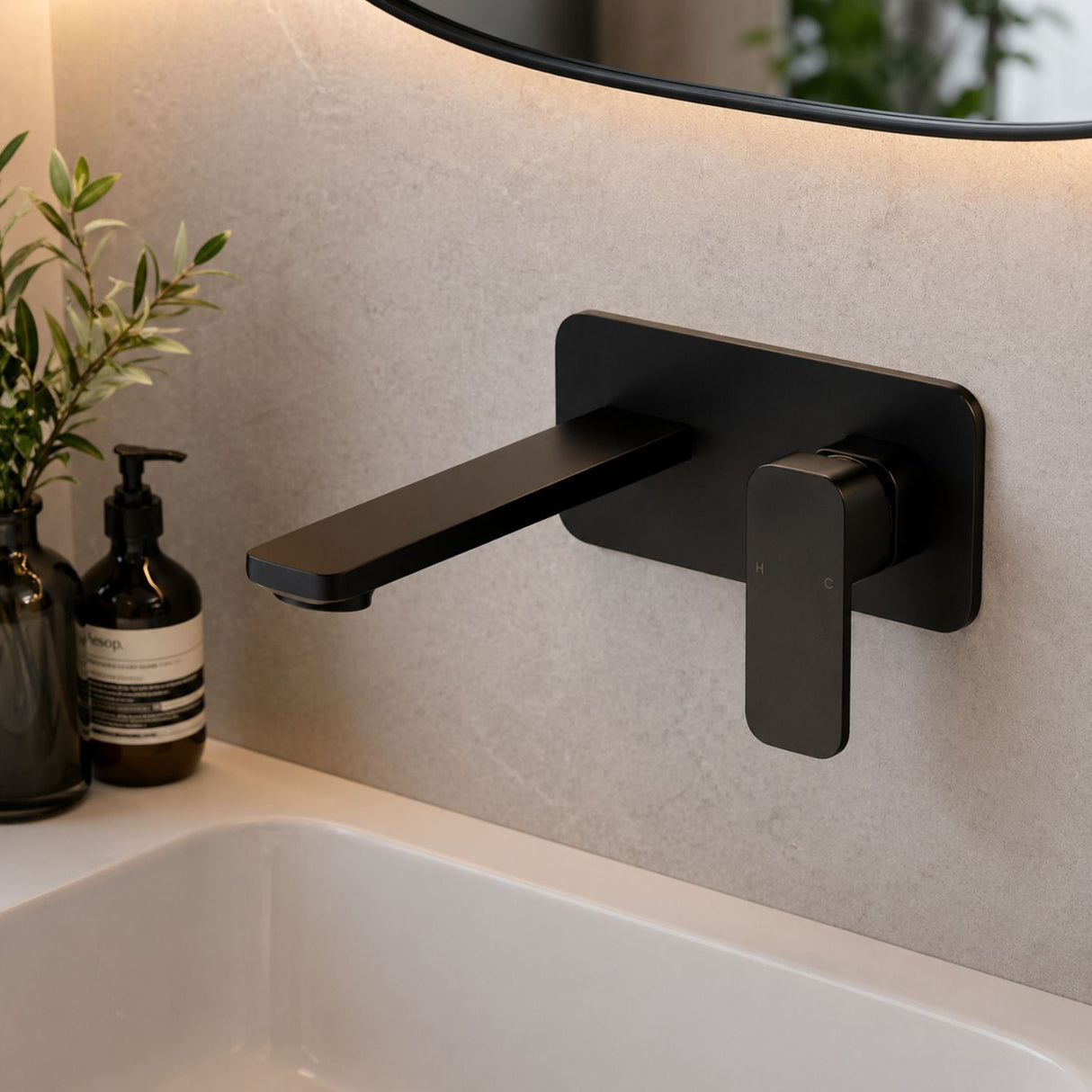Grifería Lavamanos de Pared Negra Cuadrada Monocontrol | Diseño Moderno Mate