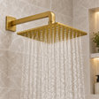 Regadera cuadrada bronce funcionando en baño