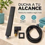 Detalle comercial de teleducha negro mate con manguera y soporte
