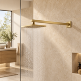 Brazo de Ducha Cuadrado Dorado con Escudo en una instalación de baño a escala real