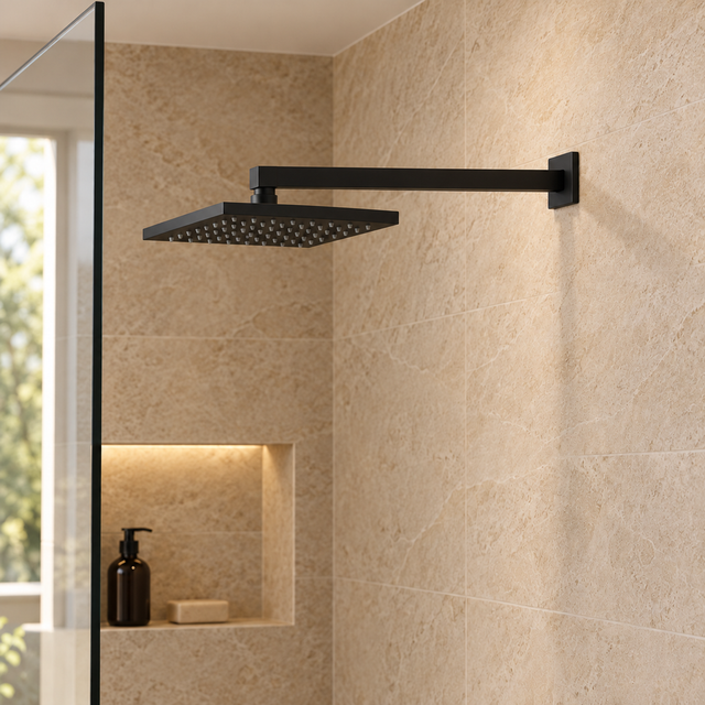 Brazo de ducha cuadrado negro instalado en pared con escudo; regadera y accesorios de ambientación no incluidos