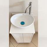 Combo de mueble de baño con lavamanos de sobreponer y grifería satín, vista real del conjunto