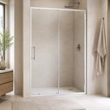 División de baño ajustable instalada en baño moderno de lujo