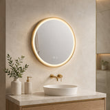 Espejo LED redondo de 60 cm instalado en baño moderno con marco de aluminio dorado