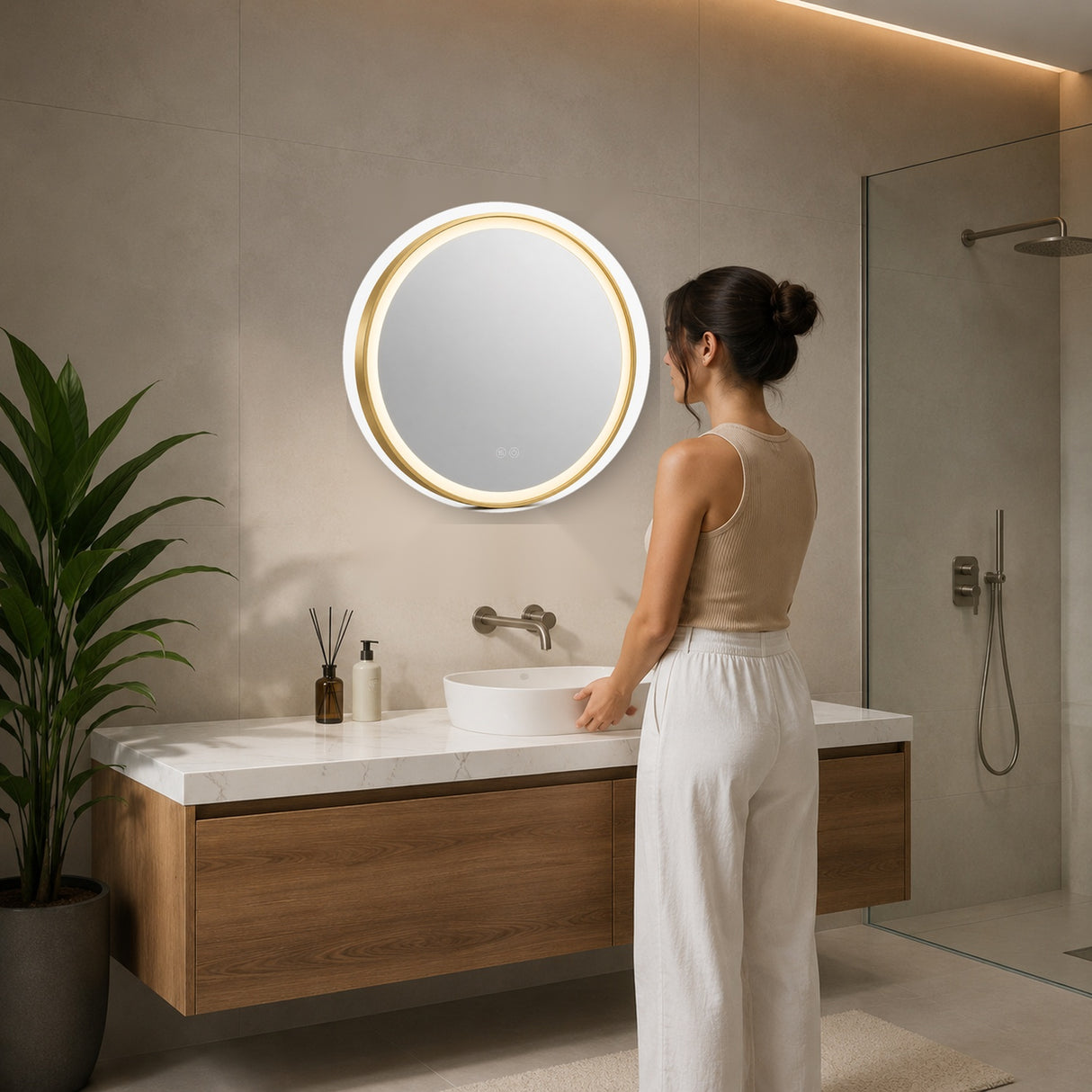 Espejo LED redondo de 60 cm instalado con referencia humana de escala
