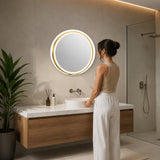 Espejo LED redondo de 60 cm instalado con referencia humana de escala
