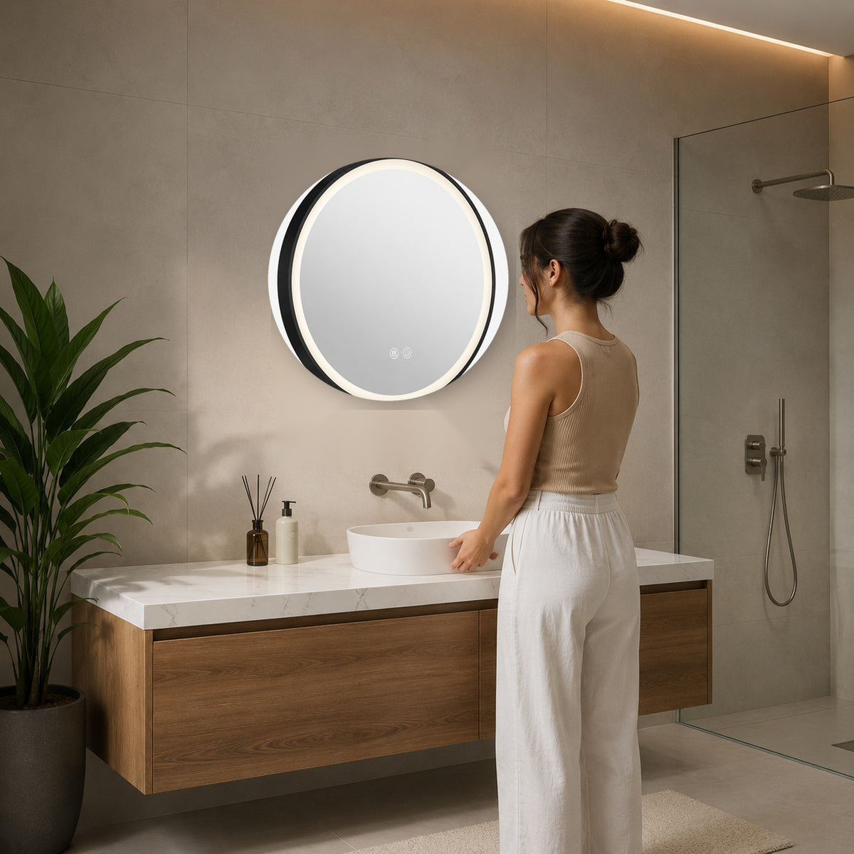 Espejo LED redondo de 60 cm instalado con referencia humana de escala