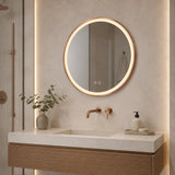 Espejo LED redondo de 60 cm instalado en baño moderno con marco de aluminio oro rosa