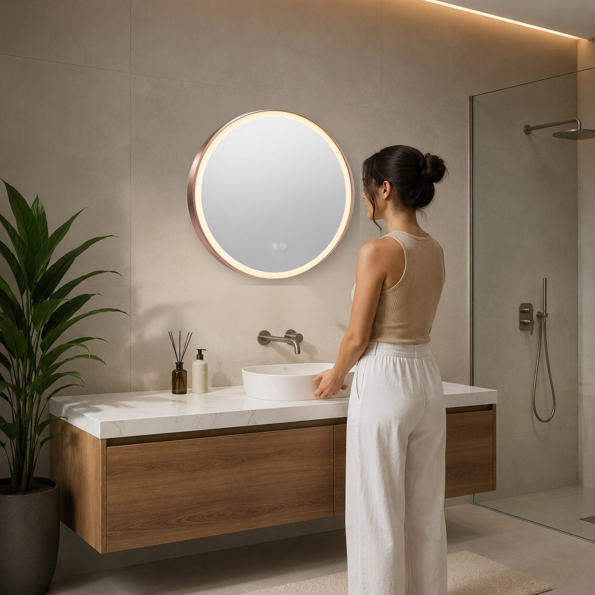 Espejo LED redondo de 60 cm instalado con referencia humana de escala