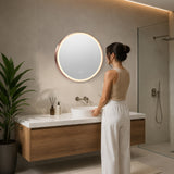 Espejo LED redondo de 60 cm instalado con referencia humana de escala