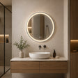 Espejo LED redondo de 60 cm instalado en baño moderno con marco de aluminio satinado