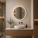 Espejo LED redondo de 60 cm instalado en baño moderno con marco de aluminio satinado