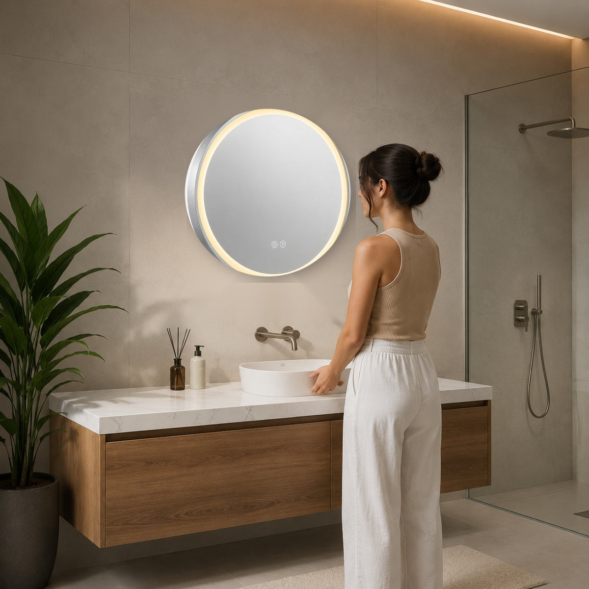Espejo LED redondo de 60 cm instalado con referencia humana de escala