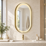 Espejo Aura LED ovalado 50 × 80 cm dorado antiempañante, ambientado en baño moderno