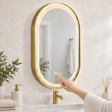 Espejo Aura LED ovalado 50 × 80 cm dorado antiempañante, uso del control táctil