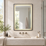 Espejo Aura LED rectangular vertical marco recto 60 × 80 cm negro antiempañante, ambientado en espacio moderno