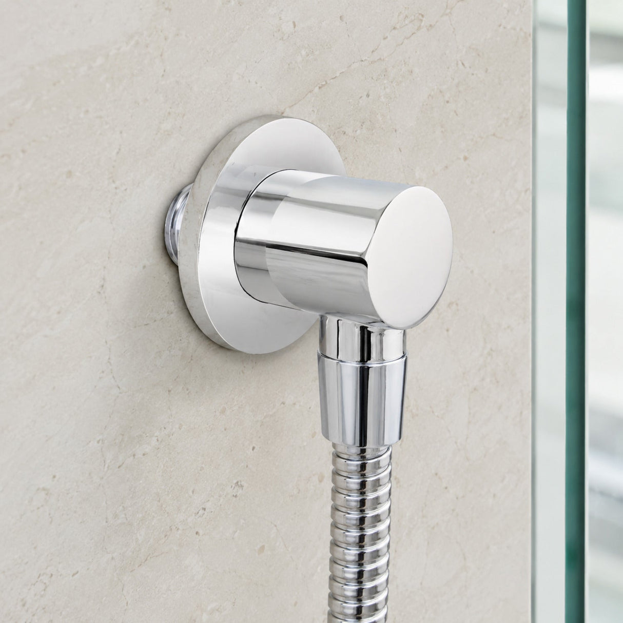 Codo cromado HS-022 instalado en pared con manguera de teleducha