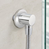 Codo cromado HS-022 instalado en pared con manguera de teleducha