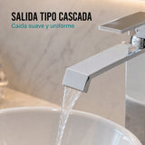 Primer plano de grifería alta cromada con salida frontal de agua tipo cascada