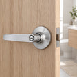 Manija De Baño Satinada Con Seguro Backset 60 Mm — instalado en puerta