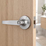 Manija De Baño Satinada Con Seguro Backset 60 Mm — instalado en puerta