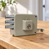 Cerradura De Sobreponer Izquierda Tres Bulones 50 mm — ambientacion cercana