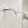 Brazo de Ducha Plástico Cromado 15 cm con Cabeza Pivotante - Conjunto instalado en ducha clara, producto protagonista