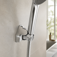 Soporte de Pared para Teleducha Swertt Cromado - Soporte cromado instalado y sosteniendo una teleducha, producto protagonista