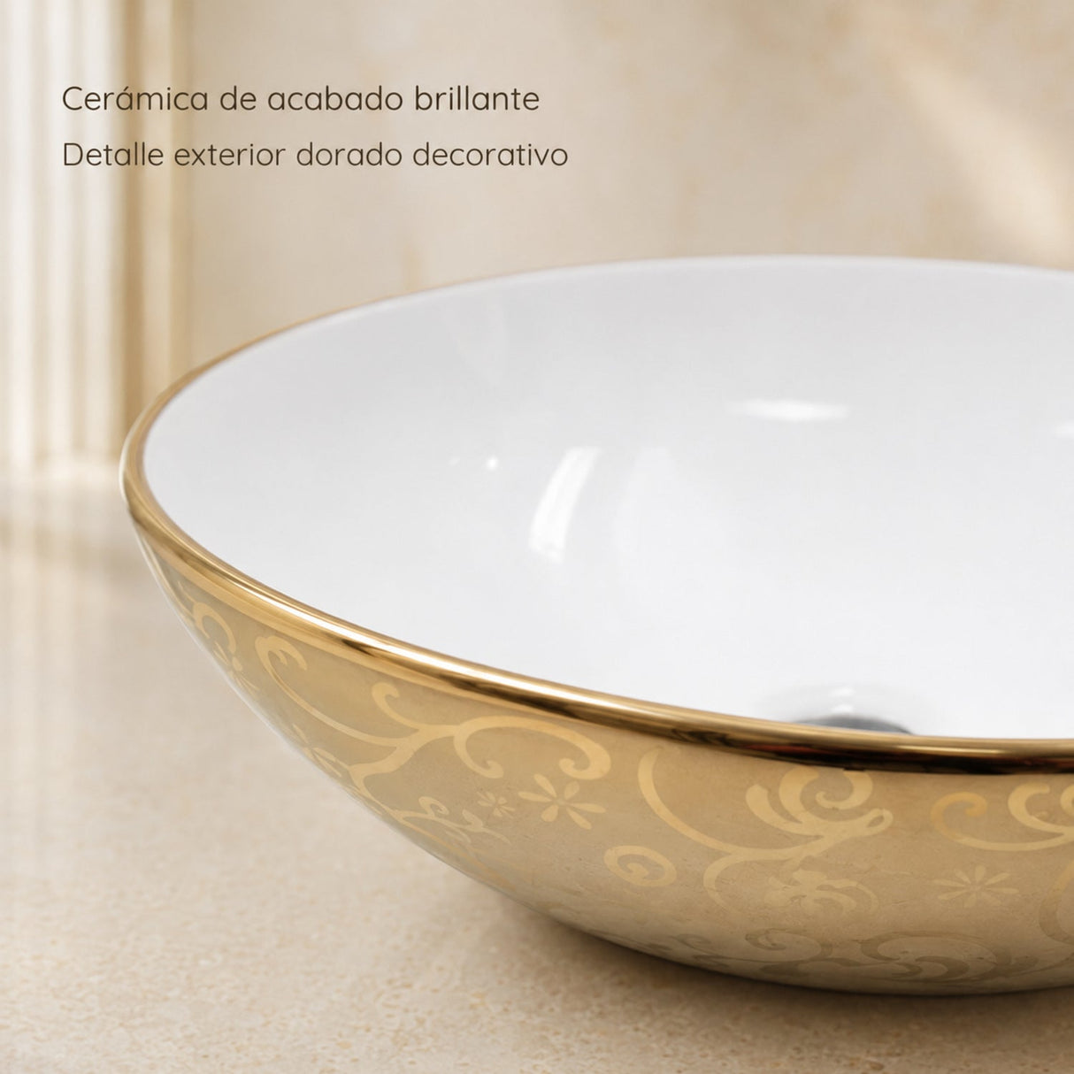 Detalle del acabado brillante blanco y exterior dorado decorativo del lavamanos