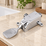 Llave De Pedal Cromada Grande - Fotografía contextual del repuesto