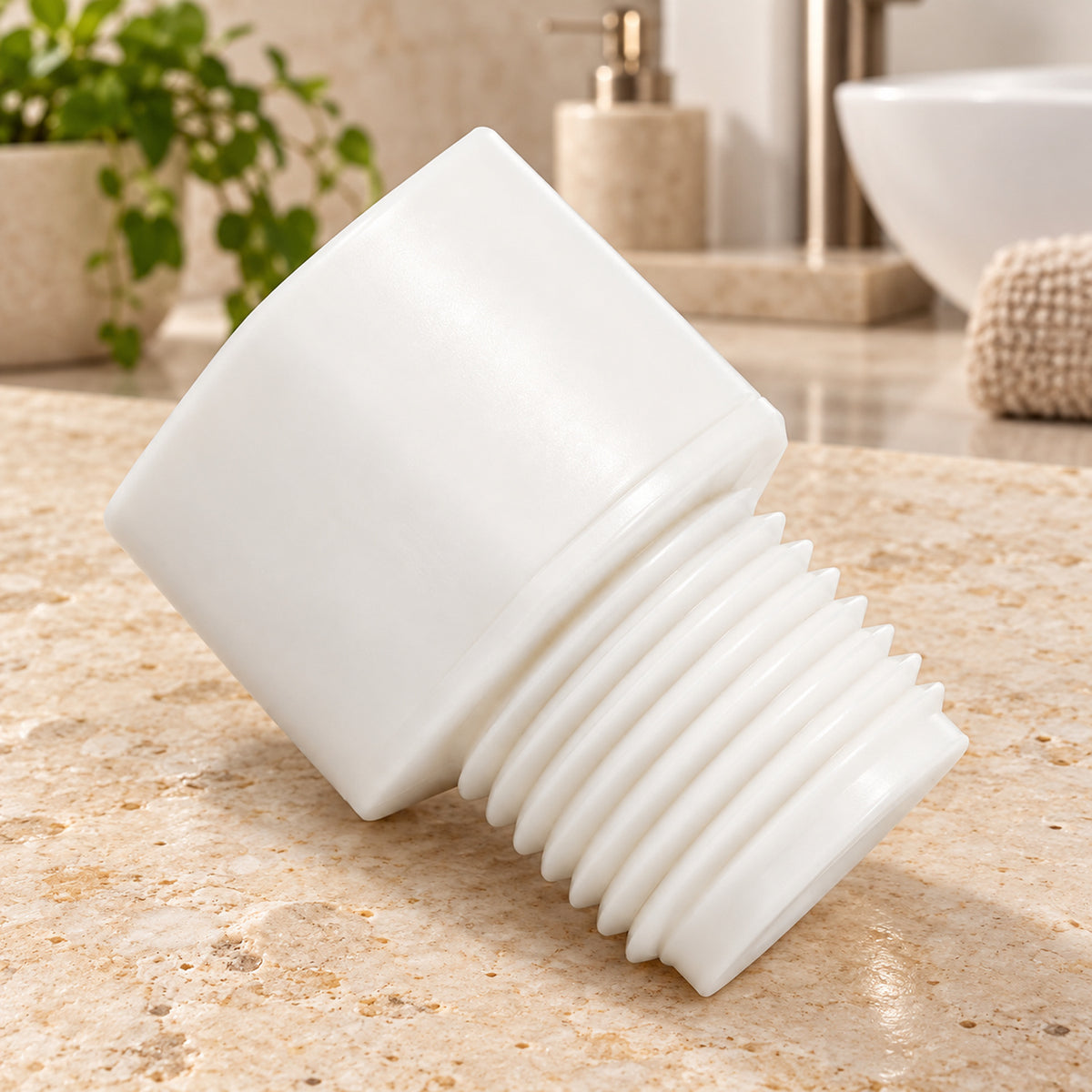 Rosca adaptadora blanca para ducha — fotografía contextual de la pieza suelta
