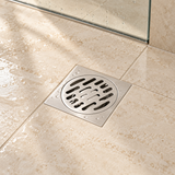 Rejilla de piso de acero inoxidable instalada al ras del piso con tapa circular cerrada