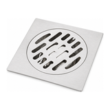 Rejilla de piso cuadrada de acero inoxidable con tapa circular ranurada sobre fondo blanco