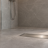 Rejilla Lineal Invisible Satinada En Acero Inoxidable Para Piso 30 X 10 Cm en ambiente de baño