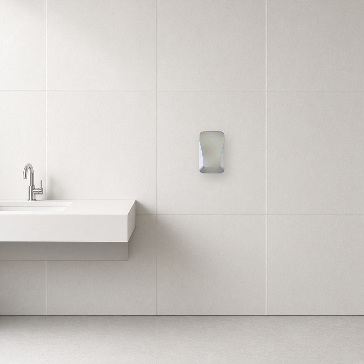 Secador de manos instalado en la pared de un baño comercial junto al lavamanos (imagen ilustrativa de escala)