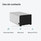 Uso sin contacto del secador de manos en aluminio plateado con panel negro: acerca las manos, sale el aire y secas en 10 a 12 segundos