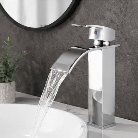 Ambientación premium de grifería monocontrol cascada cromada SKU 210 sin bordes blancos