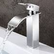 Grifería monocontrol cascada cromada SKU 210 en funcionamiento sin bordes blancos