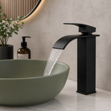 Ambientación premium corregida de grifería monocontrol cascada negro mate SKU 210B