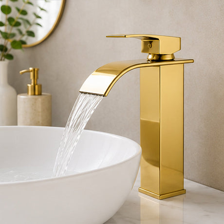 Grifería monocontrol cascada oro brillante SKU 210G en funcionamiento