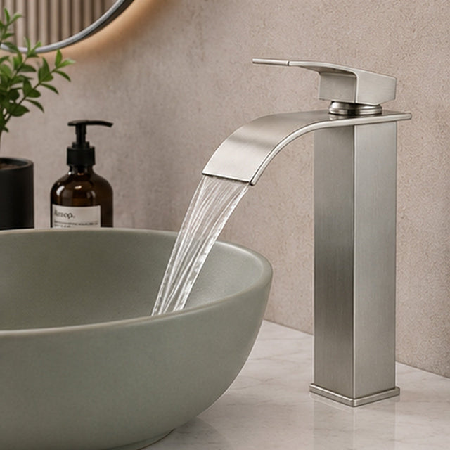 Grifería monocontrol cascada satinada SKU 210S en funcionamiento