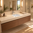 Lavamanos Cubik, Blanco esmaltado, bajo poner: vista amplia del baño. Grifería, desagüe, mueble y decoración no incluidos.