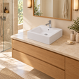 Lavamanos Cubik, Blanco esmaltado, sobreponer: vista amplia del baño. Grifería, desagüe, mueble y decoración no incluidos.